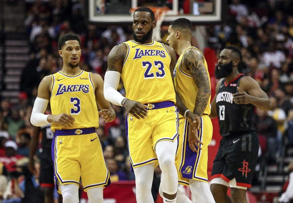  詹姆斯50分率湖人险胜雷霆迎开门红  